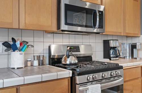 Mill Plain House | Cheerful Pet friendly Hot tub home located in Springer Estates.