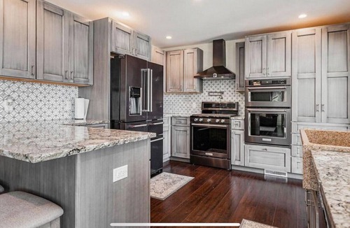 Sister Lakes Cottage | Cheerful Sister Lakes 4 BDR Lake Hse w/Hot tub.