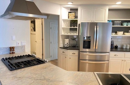 Medford House | Chef's Kitchen Pool Bright, Spacious 4 Bed