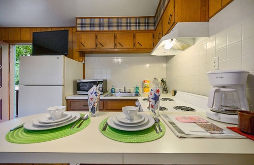 Broken Bow Cabin | Cherokee Rose | Sleeps 4 | Cozy Studio Cabin Near Beavers Bend