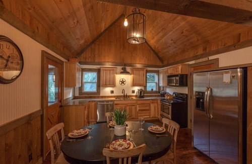 Dial Cabin | Cherokee Sunrise~Rustic Modern Farmhouse~Large Pond to Fish~Outdoor Living Area
