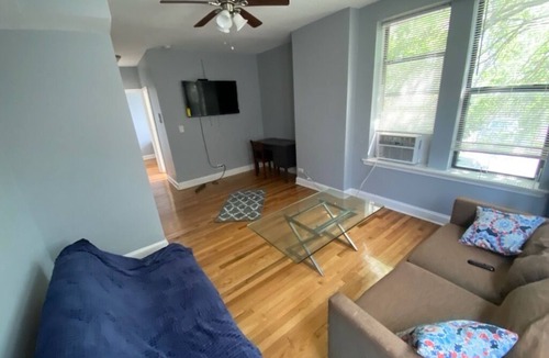 South Shore Apartment | Chic 1-bedroom apartment in marvelous Chicago with WiFi, AC.