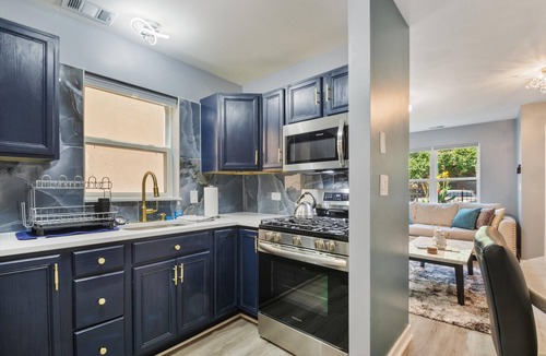 Bronzeville Apartment | Chic 2-bedroom apartment in vibrant Chicago with AC, WiFi