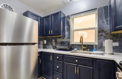 Bronzeville Apartment | Chic 2-bedroom apartment in vibrant Chicago with AC, WiFi
