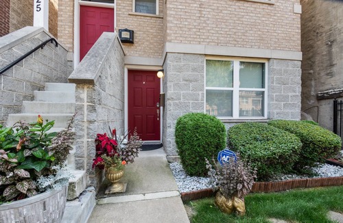 Bronzeville Apartment | Chic 2-bedroom apartment in vibrant Chicago with AC, WiFi