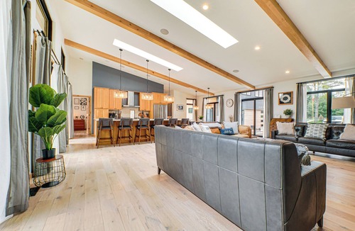 Bellaire House | Chic Bellaire Home w/Outdoor Kitchen on Clam Lake