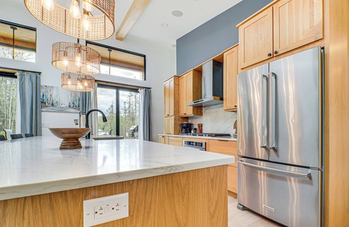 Bellaire House | Chic Bellaire Home w/Outdoor Kitchen on Clam Lake