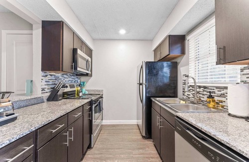 Riverside Apartment | Chic Comfy King Bed 2BR Suite, 5 Min to DT w/pool