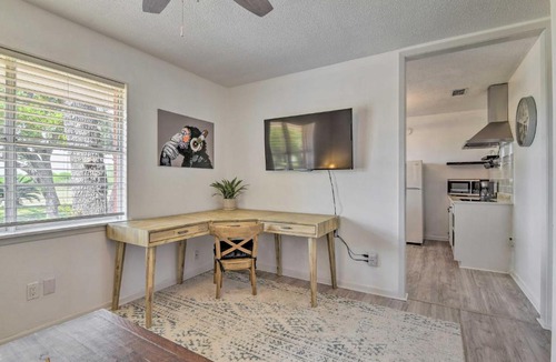 Ingleside Apartment | Chic Condo with Screened Patio about 13 Mi to Beach
