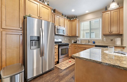 Five Oaks House | Chic Dwelling for Business & Leisure! 3B, 2.5B Townhome
