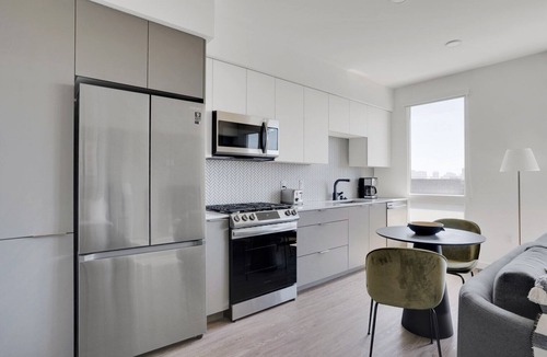 Emeryville Apartment | Chic Emeryville Studio w/Pool, Gym & W/D, walk to Safeway, by Blueground