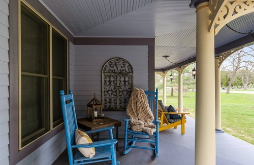 Green Lake House | Chic Getaway | Fireplaces & Ensuite Bedrooms