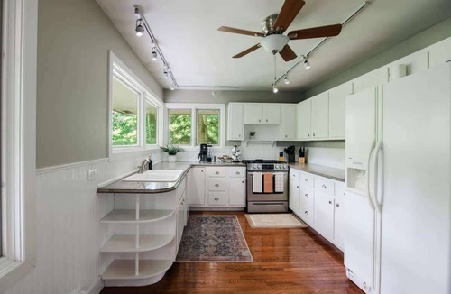 Petoskey House | Chic Golf Course Escape | mins to dwntwn + Hottub!