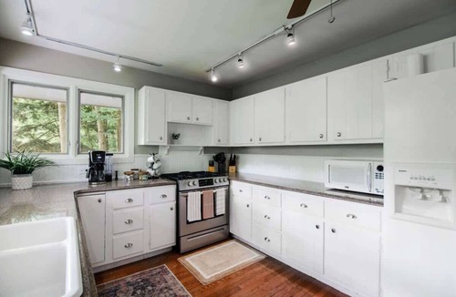 Petoskey House | Chic Golf Course Escape | mins to dwntwn + Hottub!