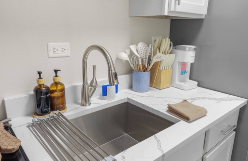 Lake Forest Apartment | Chic Lake Forest Studio Getaway, Walk to Downtown!
