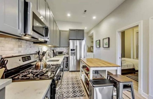 Tri-Taylor Apartment | Chic Med district 2Bd/2Ba/Garage