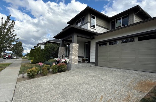 Monroe House | CHIC, MODERN ROOM W/DUAL SINK BATHROOM IN CLEAN, MODERN VIEW HOME & CATS!