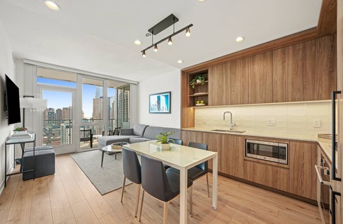 Killgubbin Apartment | Chic River North Retreat: Luxe Suites, Stunning Views, Steps from Chicago Life!
