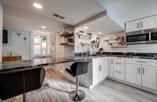 Bucktown Condo | Chic & Spacious Bi-Level Bucktown Condo - Sleeps 8