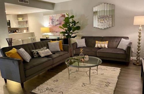 University Hills House | Chic-Townhouse 3BR Minutes to DT | Fast Wi-Fi Park