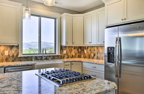Gaston House | Chic Willamette Valley Home w/Deck & Vineyard!