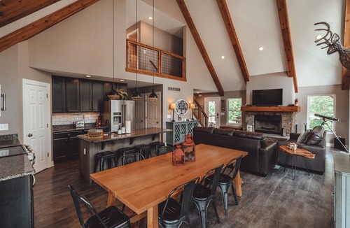 Rockbridge Cabin | Chieftain Meadows 20+ private acres, Hot Tub, Trails, FirePit, Wifi, Game Room