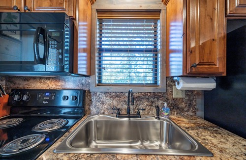 Octavia Cabin | Chipmunk Cottage | Private Cabin w/Hot Tub, Firepit