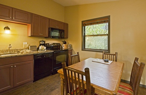 Wisconsin Dells Cottage | Christmas Mountain Village™ - Wisconsin Dells - 2 Bedroom Cottage