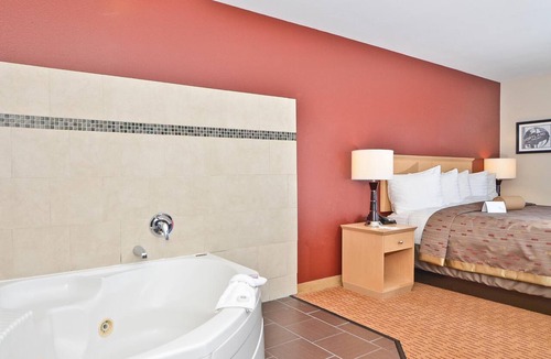 Clackamas Hotel | Clackamas Inn & Suites