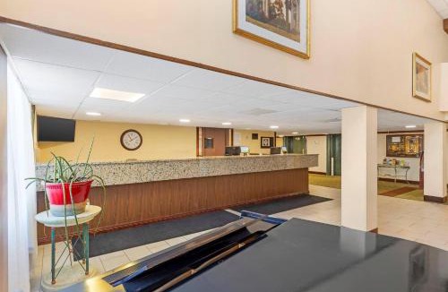 Lansing Hotel | Clarion Hotel & Conference Center Lansing West