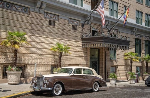 Goose Hollow Apartment | Classic and Elegant Studio Suite in Prime Location