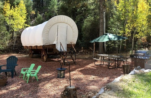 Alton House | Classic Conestoga Wagon Ideal for a Glamping Getaway near Bryce Canyon, Utah