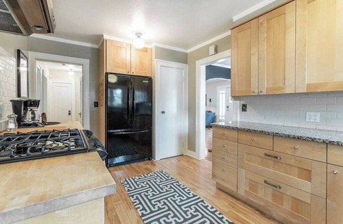 Richmond House | Classic Craftsman - King Beds - Steps to Hawthorne