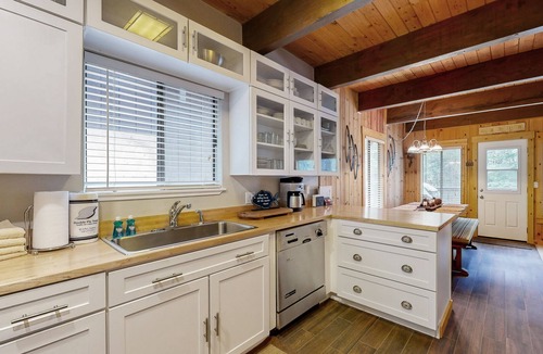 Incline Village Cabin | Classic Tahoe escape w/private deck, gas grill, walk to golf course