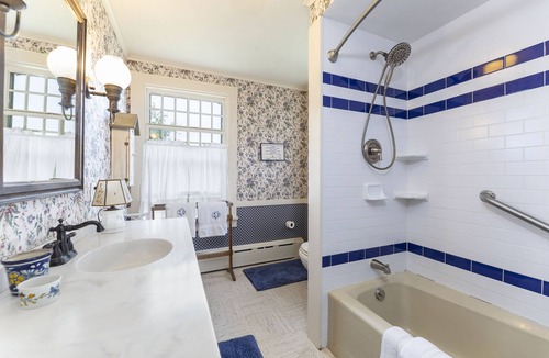 The Dumplings House | Classic Victorian with Gorgeous Waterviews!
