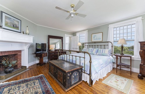 The Dumplings House | Classic Victorian with Gorgeous Waterviews!
