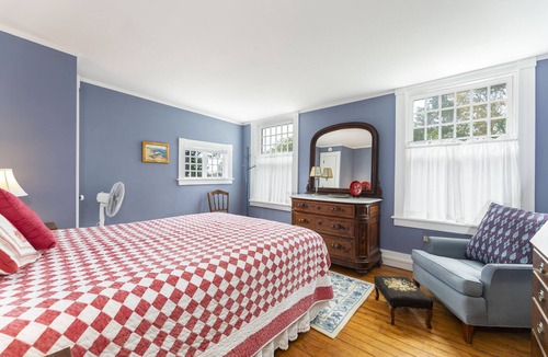 The Dumplings House | Classic Victorian with Gorgeous Waterviews!