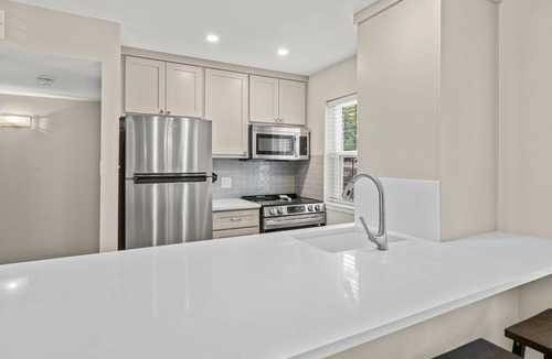 South Congress Condo | Classy 3BR/2BA with large pool in HEART of SOCO!