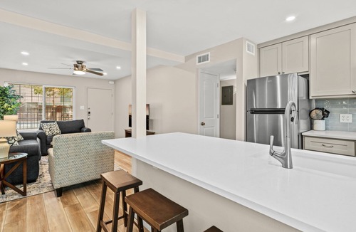 South Congress Condo | Classy 3BR/2BA with large pool in HEART of SOCO!