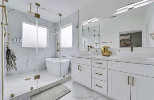 OST - South Union House | Classy 4BD 3.5BA with Soak Tub Backyard and Game Room
