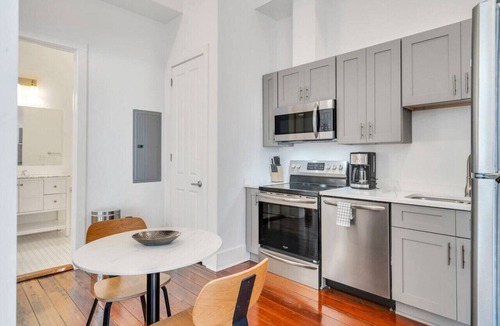 Faubourg Delachaise Apartment | Classy Magazine St Apartment | Parking + Laundry