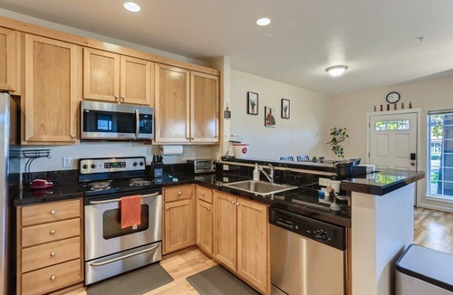 Five Oaks Condo | Clean and comfortable condo near Nike, Intel and train station.