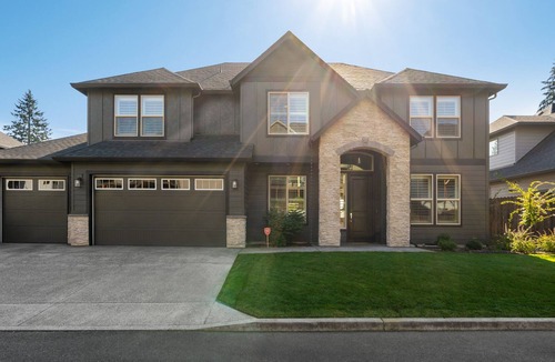 Lake Shore House | Clean and Comfortable Family Stay Close to Everything!