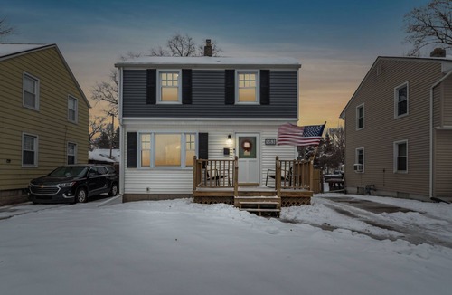 Toledo House | Clean & Chic 3br-King Bed! By Downtown Toledo!