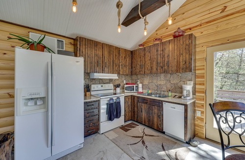 Eureka Springs Cabin | Cliffside Eureka Springs Cabin w/Beaver Lake View