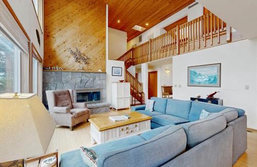 Oceanside House | Cliffside Serenity