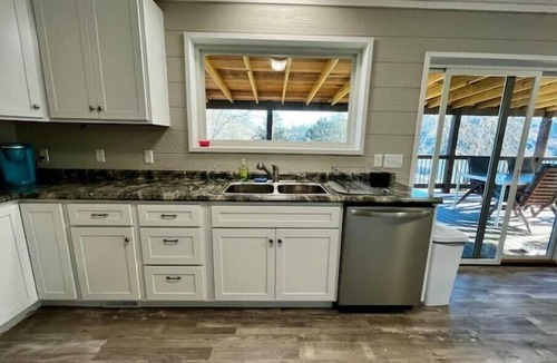 Harriman House | Clinch River Getaway - A lakefront retreat, just 5 minutes from grocery.