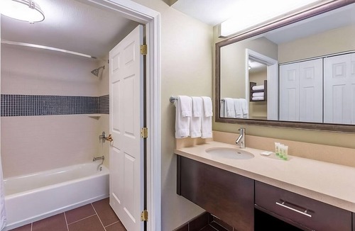 Highlands - Perkins Hotel | Close to BREC's Baton Rouge Zoo! W/Private Kitchen! Free Parking, Pool Onsite!