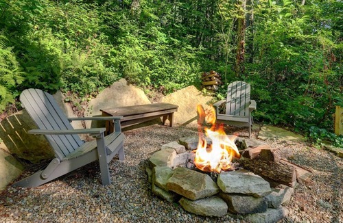 Mirror Lake House | Close to town,Covered deck, Two king masters, Great firepit, Modern & Clean