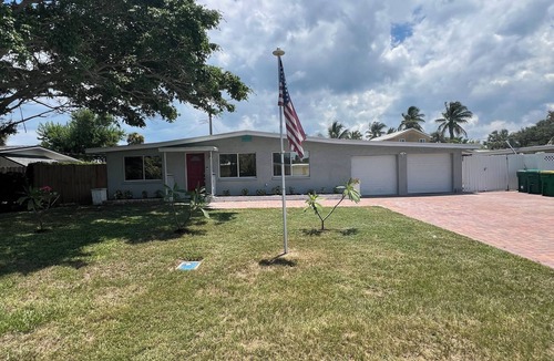 Cocoa Isles House | Coastal 3 Bedroom, heated pool, walk to the beach and restaurants